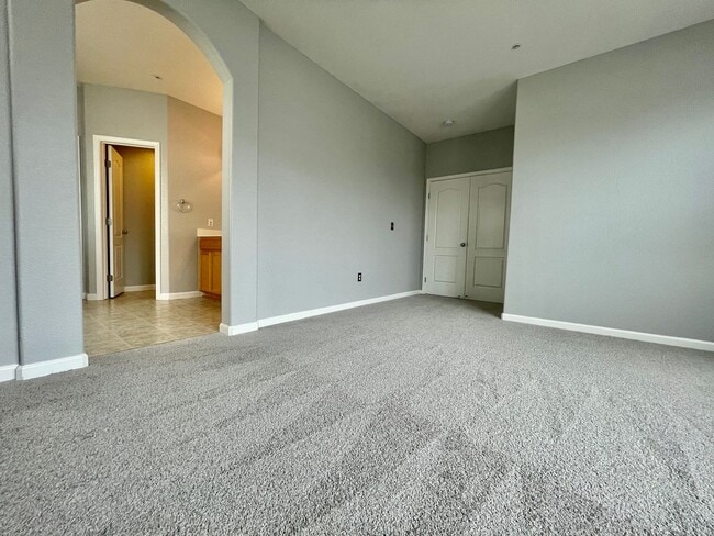 Building Photo - Turn Key 4 bedroom 2.5 bath in Brentwood!