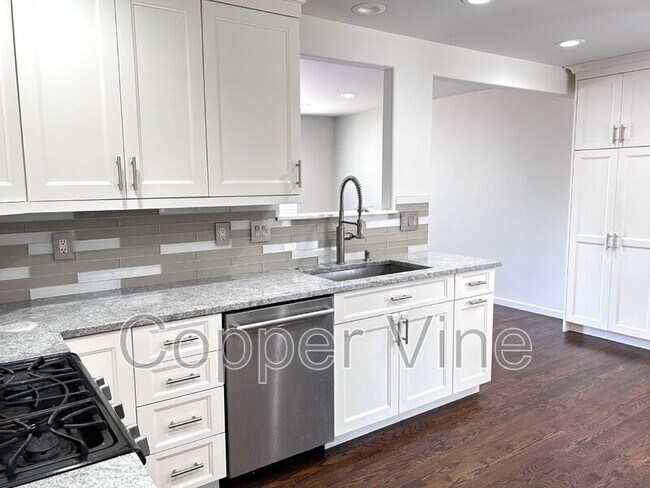 Building Photo - 7871 Yates St