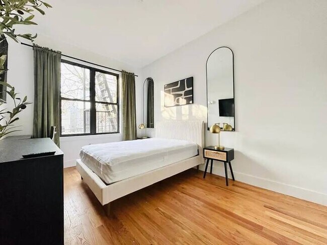 Building Photo - Furnished room/NOT APARTMENT