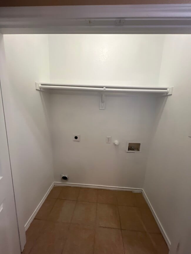 Building Photo - Updated Stunning Duplex 3/2 duplex in Burleson