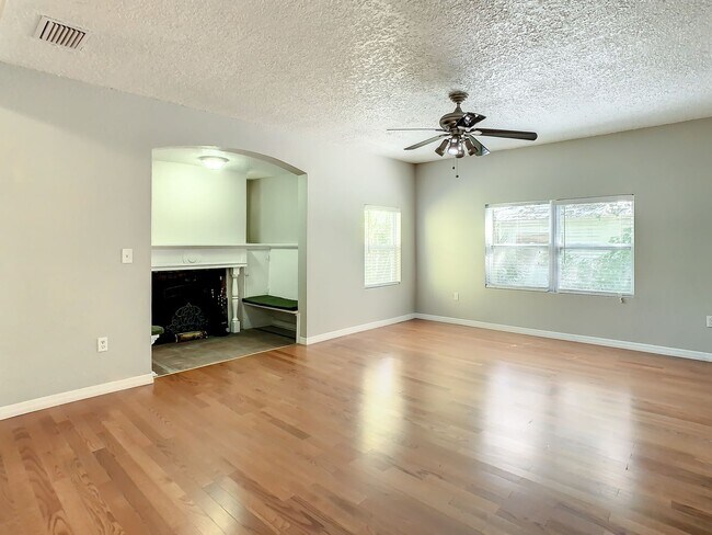 Building Photo - Charming Three bedroom one bath with huge backyard