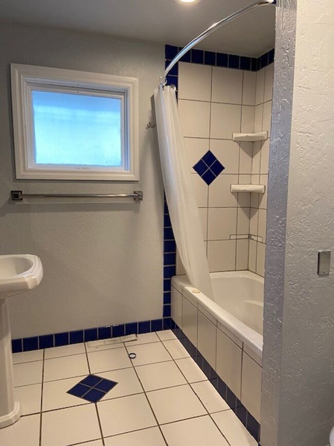 Building Photo - 1810 W Sussex Ave