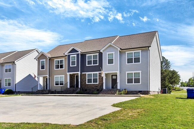 Building Photo - Luxury Size Townhome