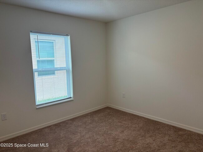 Building Photo - 724 Hatton Ln SE