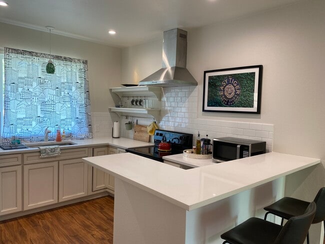 Building Photo - 6700 Columbia Dr