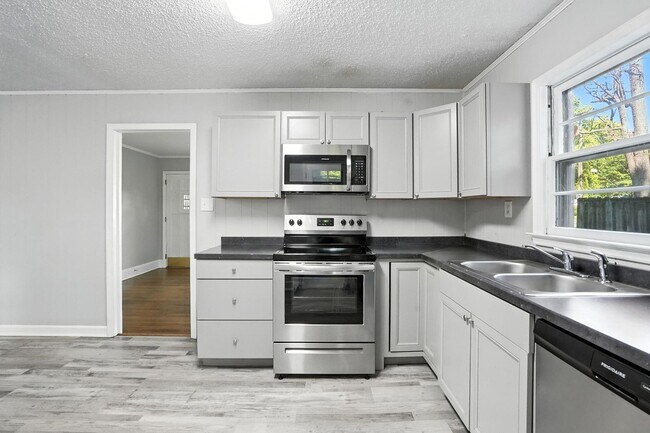 Building Photo - Charming Brick Ranch in Popular Oakhurst