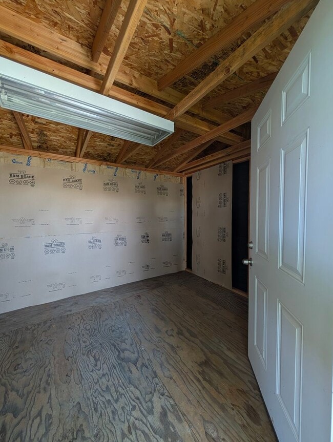 Building Photo - TENTATIVELY RENTED 3 Bedrooms, 1 1/2 Bathr...
