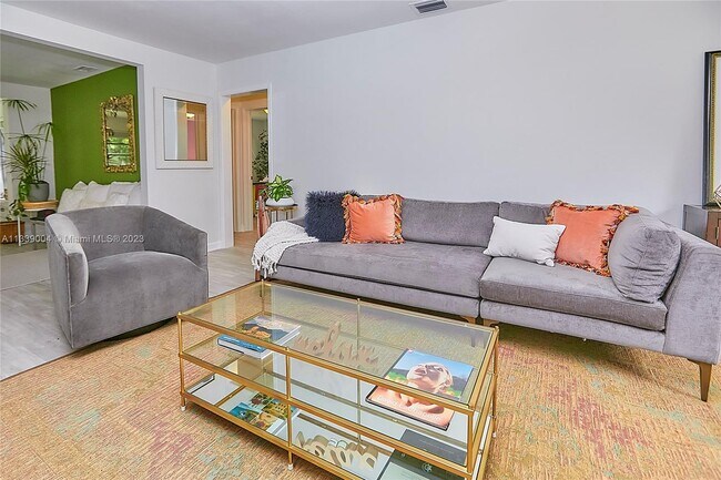 Building Photo - 411 NE 88th St