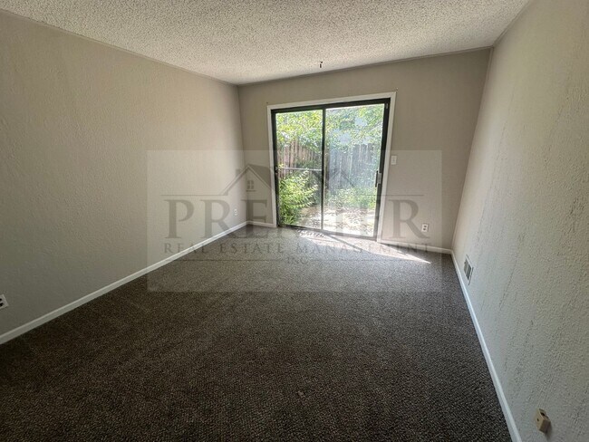 Building Photo - 3 bed / 1 bath duplex for rent - $1425- re...