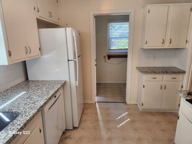 Building Photo - Beautiful 2 bedroom/1 bathroom home with a...