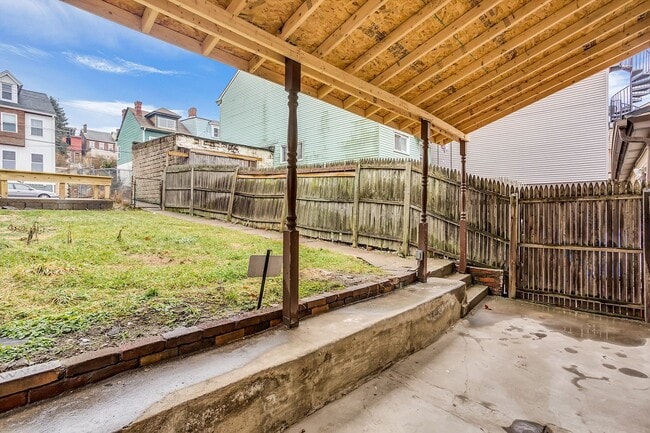 Building Photo - 2 bed 2 bath - great location, off street ...