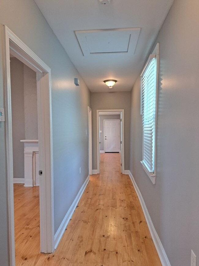Building Photo - Single Family Home- 2 BR/2BA in Upper Mid-...