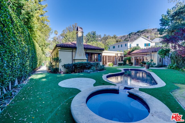 Building Photo - 9530 Hidden Valley Rd