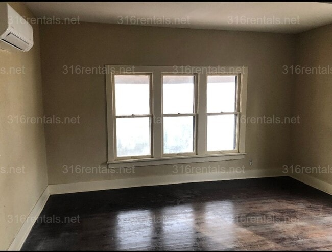 Building Photo - $1100  - 3 bed 1 bath - Single Family Home