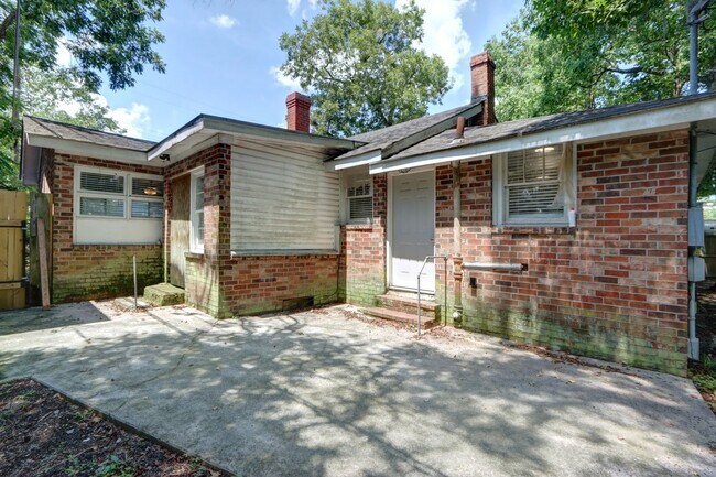 Building Photo - Four Bedroom - Two Bathroom - Single Famil...