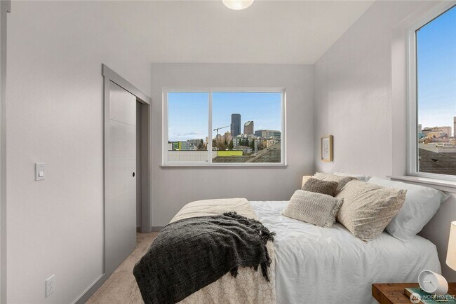 Building Photo - 3Bd/3.25Ba Seattle House