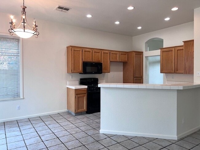 Building Photo - Single Story 3 Bedroom 2 Bathroom Home in ...