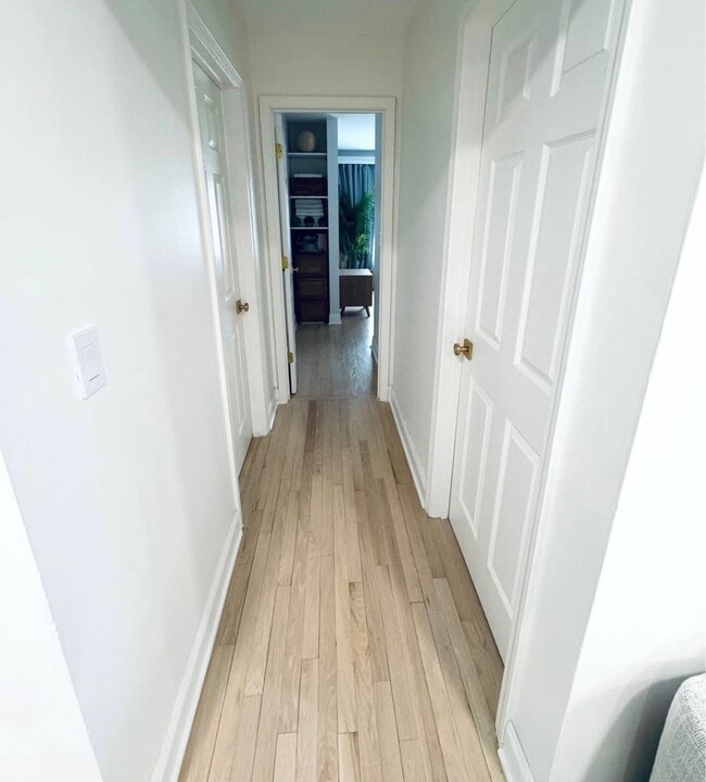 Building Photo - 952 E Old Willow Rd