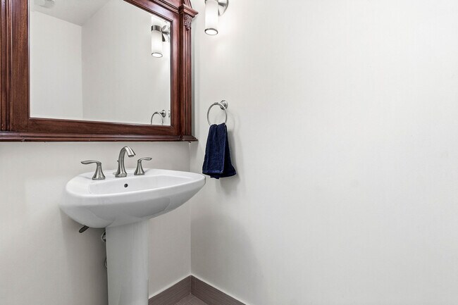 Building Photo - 701 S Olive Ave