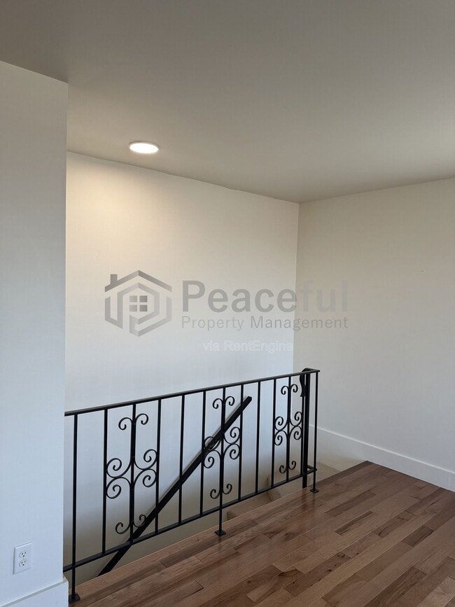 Building Photo - 2025 Broadmoor St S