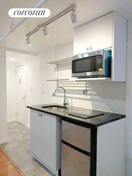 Building Photo - 310 W 20th St