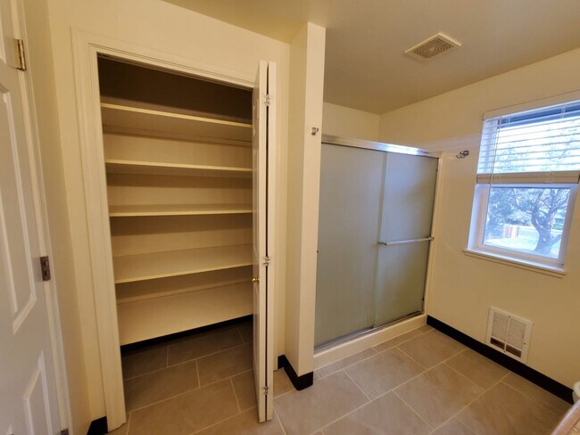 Building Photo - Quartz Ave 3plex/Ariserem-014