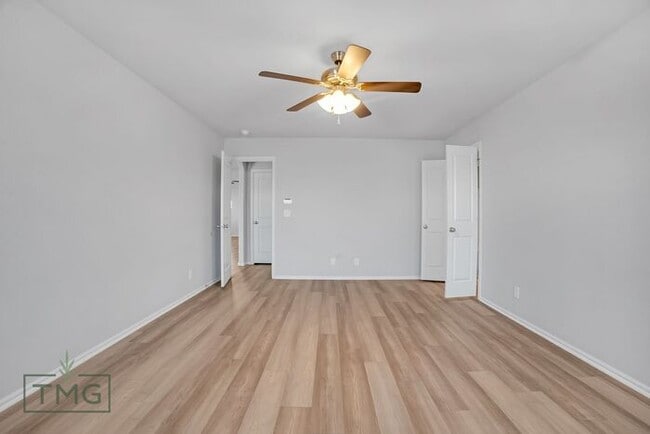 Building Photo - MOVE IN SPECIAL | Walk to Downtown + Moder...