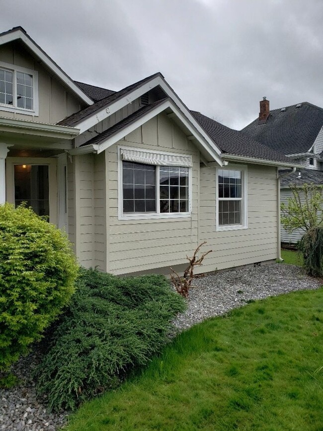 Building Photo - STATUS:RENTED-| R122 | $1795