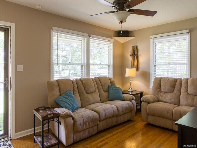 Building Photo - Adorable 3 bedroom/1 Bath in Forest Hills!