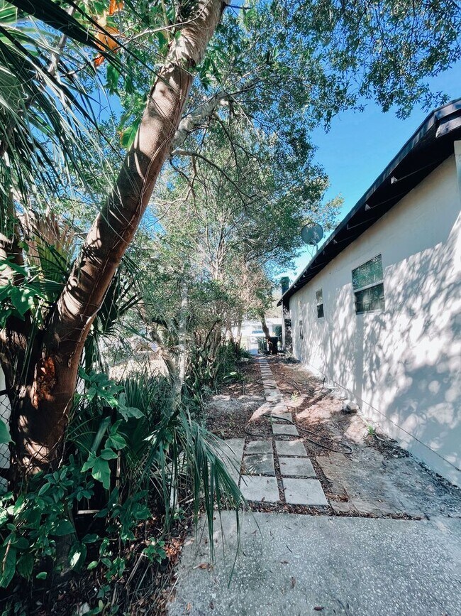 Building Photo - 3/2 Historic Home Available NOW!