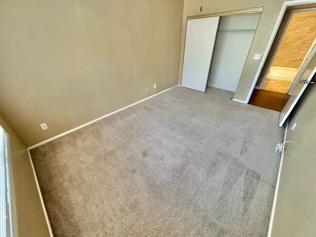Building Photo - 1ST FLOOR CONDO UNIT 3 BEDROOM / 2.5 BATHROOMS LOCATED IN A GATED COMMUNITY!