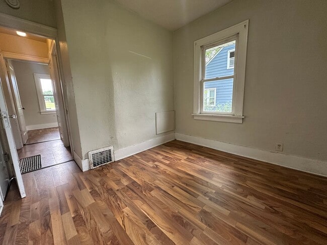 Building Photo - 2 bed, 1 bath home for rent in Waterloo