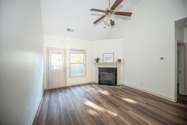 Building Photo - 915 Erika Ln