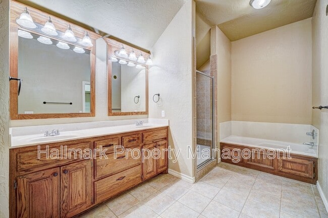 Building Photo - 1042 Hidden Oaks Way