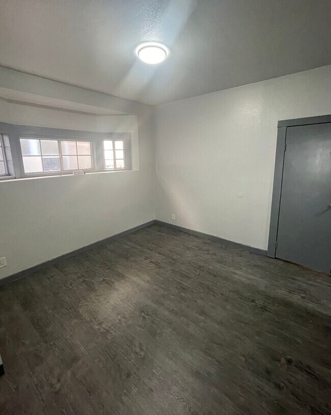 Building Photo - 2 bedroom / 1 bath with washer/dryer hook ups