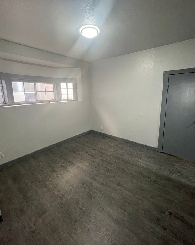 Building Photo - Move in Ready! 1 Bed + 1 Bath + Bonus Room for office!