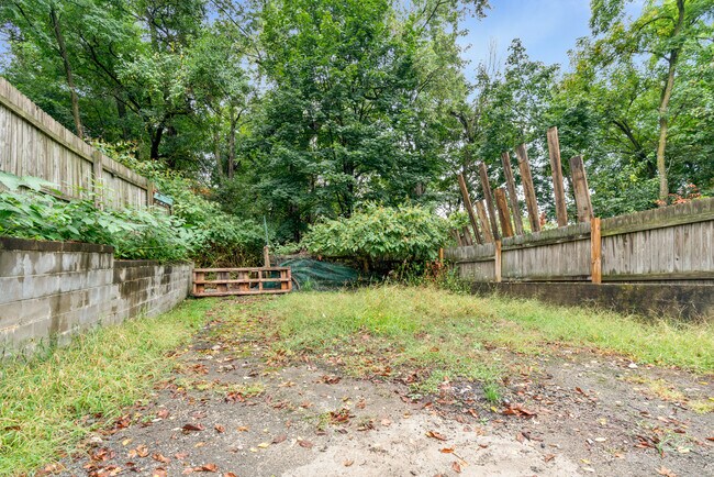 Building Photo - 2242 Manor Ave