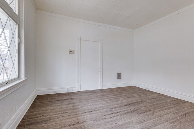 Building Photo - Available APRIL 2026 - Spacious 3 Bedroom Apartment in the Heart of Mt Oliver!