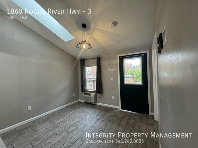 Building Photo - 1860 Rogue River Hwy