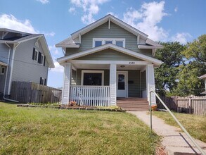 Building Photo - Charming 2 Bedroom House