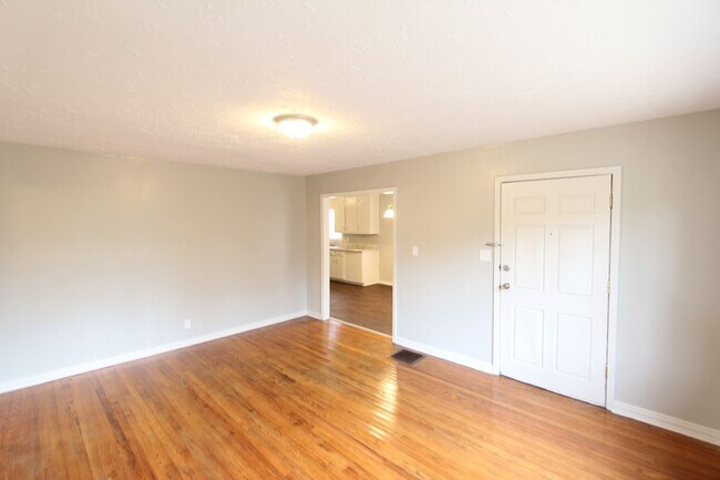 Building Photo - New On the Market - South Eastlake - Newly...