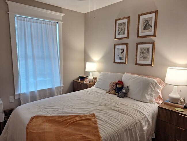 Building Photo - Walking distance to UT