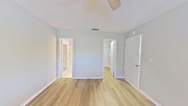 Building Photo - 2-bedroom 2-bathroom Top Corner Unit Condo