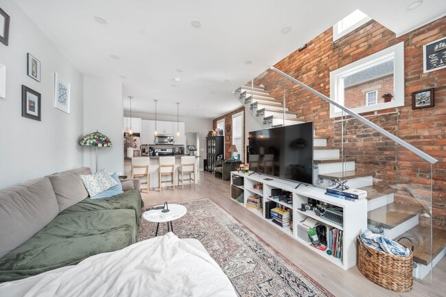 Building Photo - EAST FRANKLINTON ARTIST DISTRICT!  SUNNY N...