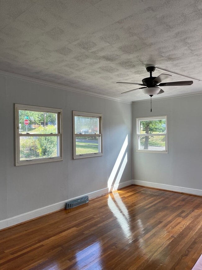 Building Photo - 2-3 Bed Home Available on Quiet Street Newly Renovated!!!