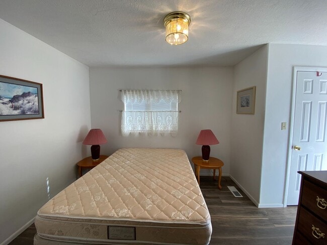 Building Photo - 55+ Park Town Home!