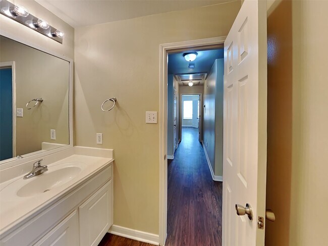 Building Photo - 28926 Village Creek Loop
