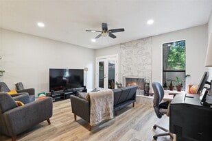 Building Photo - 6646 E Lovers Ln