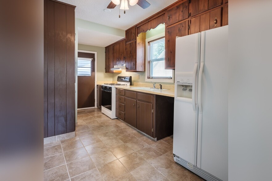 Kitchen - 525 8th St NW
