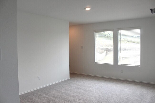 Building Photo - 5 bedroom, 3 bath, and over 2000 sqft!!!!